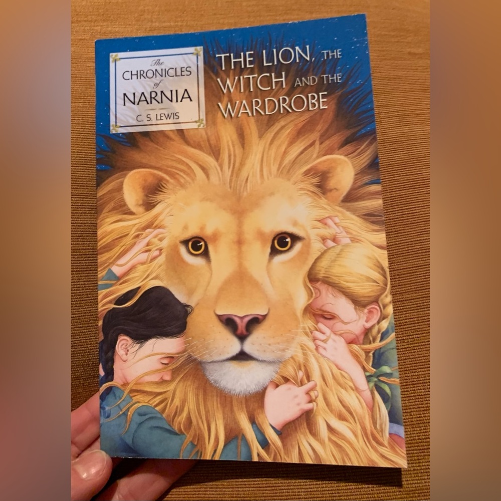 The Lion, the Witch and the Wardrobe (Chronicles of Narnia #2)
